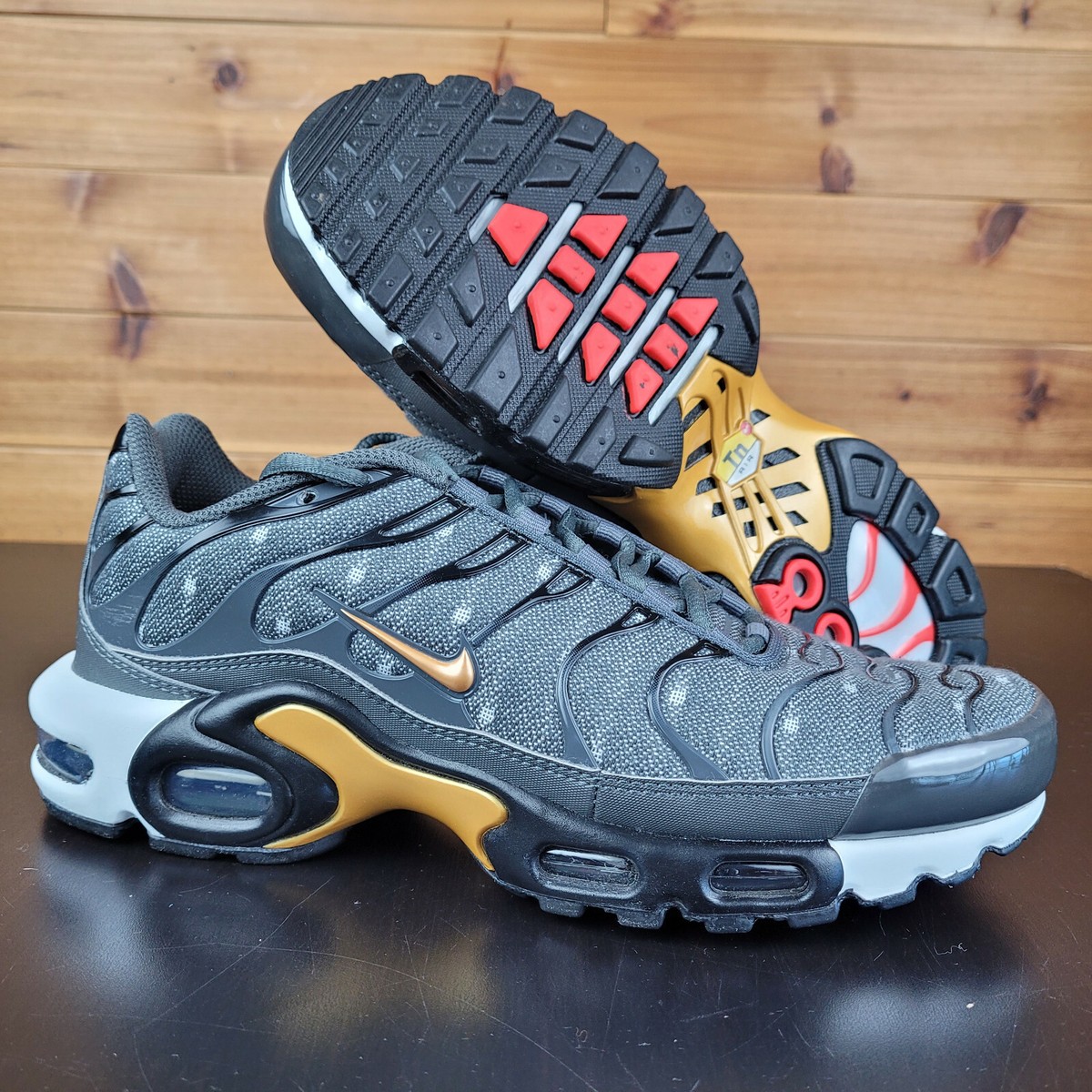 Nike Air Max Plus SE Men's Size 7 Iron Grey Metallic Gold Black