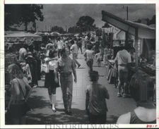 1982 Press Photo Aisle of booths and customers at Houston Common Market