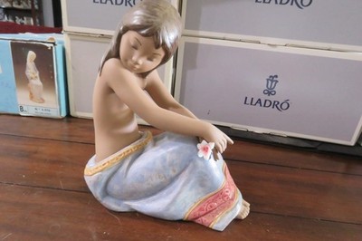 Lladro Gres Island Beauty 12382, flower missing one petal