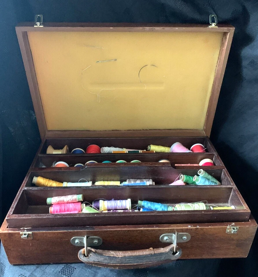 Caja de hilos de coser eduardiana de caoba con bandeja insertada inc 80+ hilos Foto 3 de 4