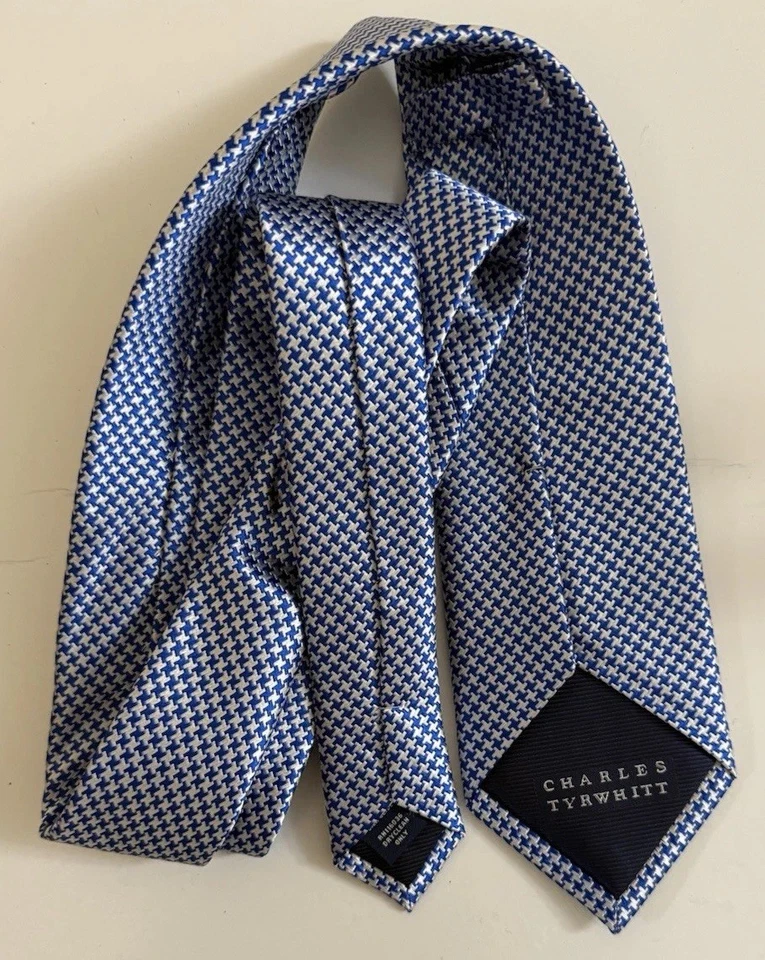 Gravata Charles Tyrwhitt Jermyn Street London geométrica azul marinho e branca empresarial - Imagem 3 de 4