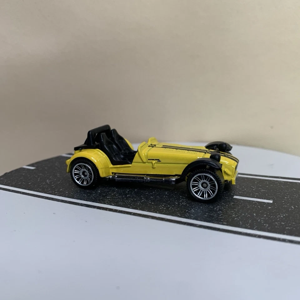 Matchbox Sports Cars #3/13 Caterham R500 Superlight Yellow/Black 1:48 NM - Image 3 of 4