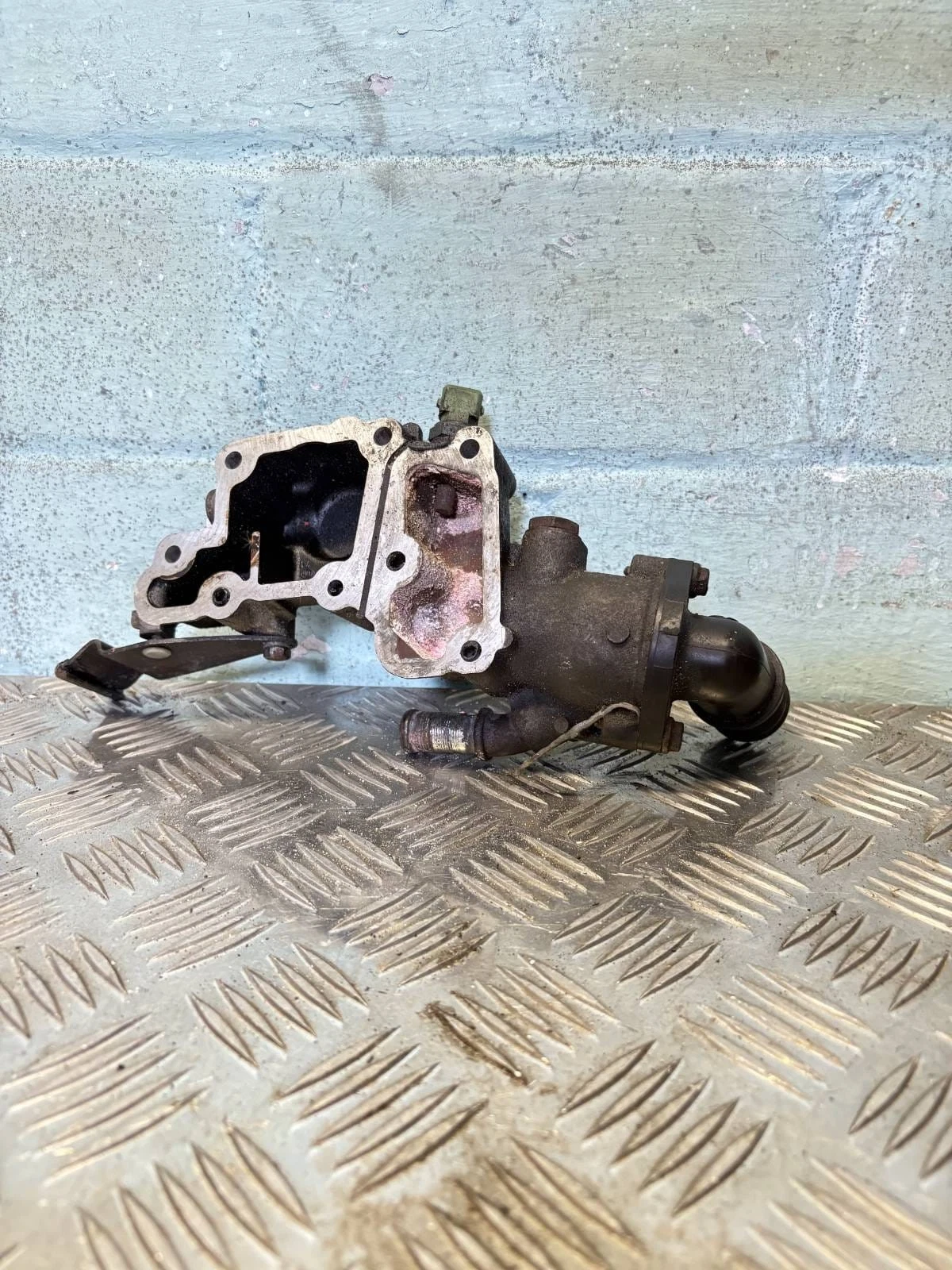 Citroen Xsara 1.4i TU3JP thermostat housing coolant water outlet actual item photo