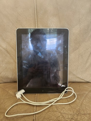 Apple iPad 1st Generation 64GB, Wi-Fi, 9.7in - Black - A1219 For Parts Bundle - Afbeelding 2 van 5