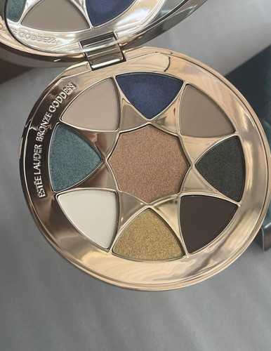 Estee Lauder - Picture 3 of 5