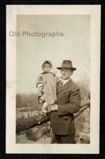 ANGERY MAD BABY FANCY DRESSED MAN/DAD OLD/VINTAGE PHOTO SNAPSHOT- D622