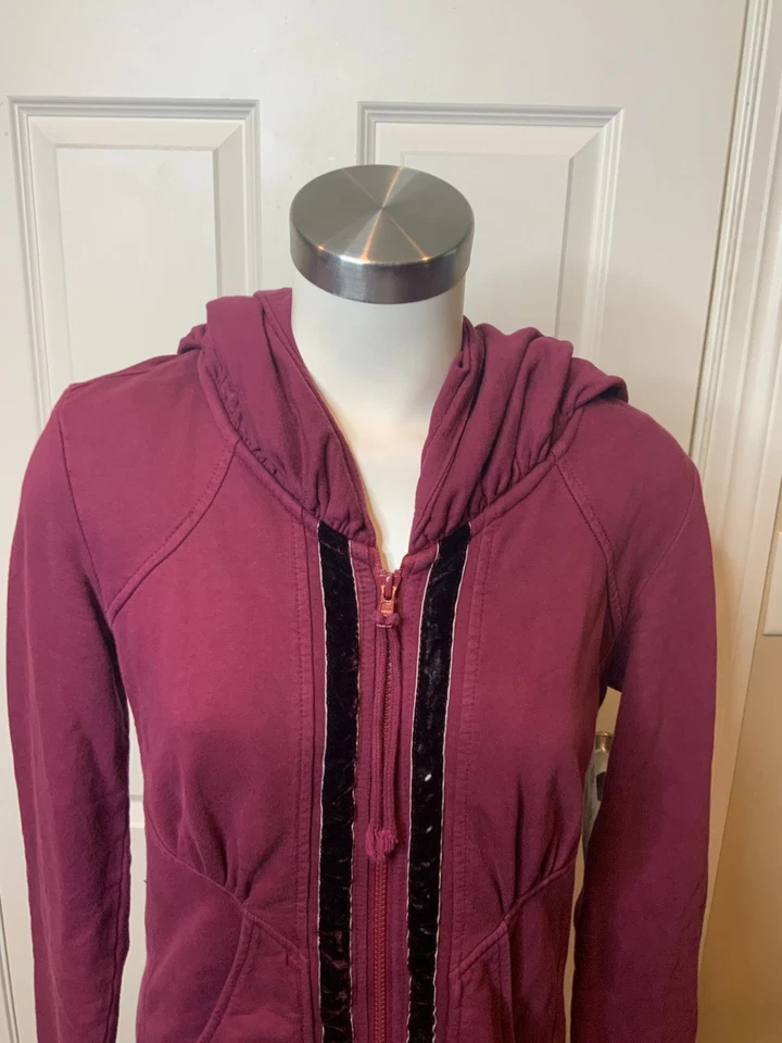 Sudadera con Capucha Prairie Underground Granate Capa Larga Cremallera Terciopelo Borde y Bolsillos Talla S Foto 2 de 4