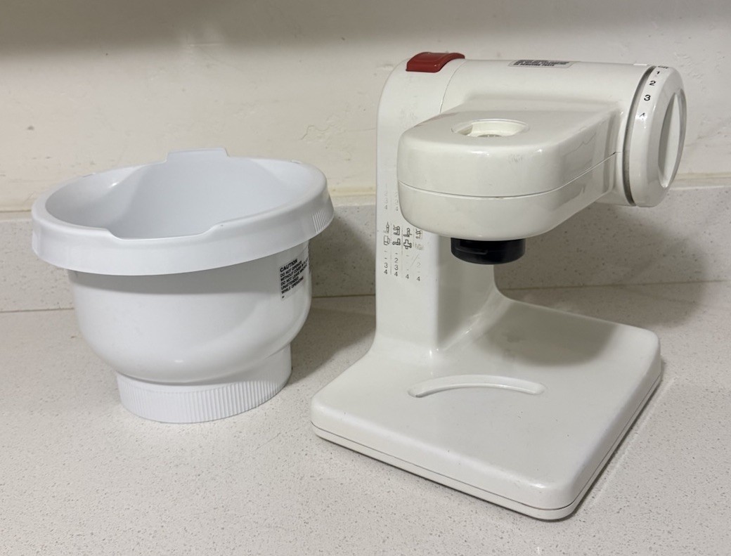 BOSCH MUM 44 Compact Mixer 4 speed 400W w/ mixing bowl Included
