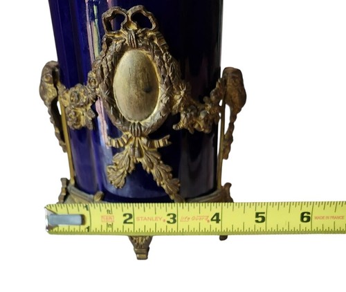Jarrón de porcelana de cobalto Sevres siglo XVIII bronce Ormolu Rams montaje en cabeza - Imagen 10 de 23