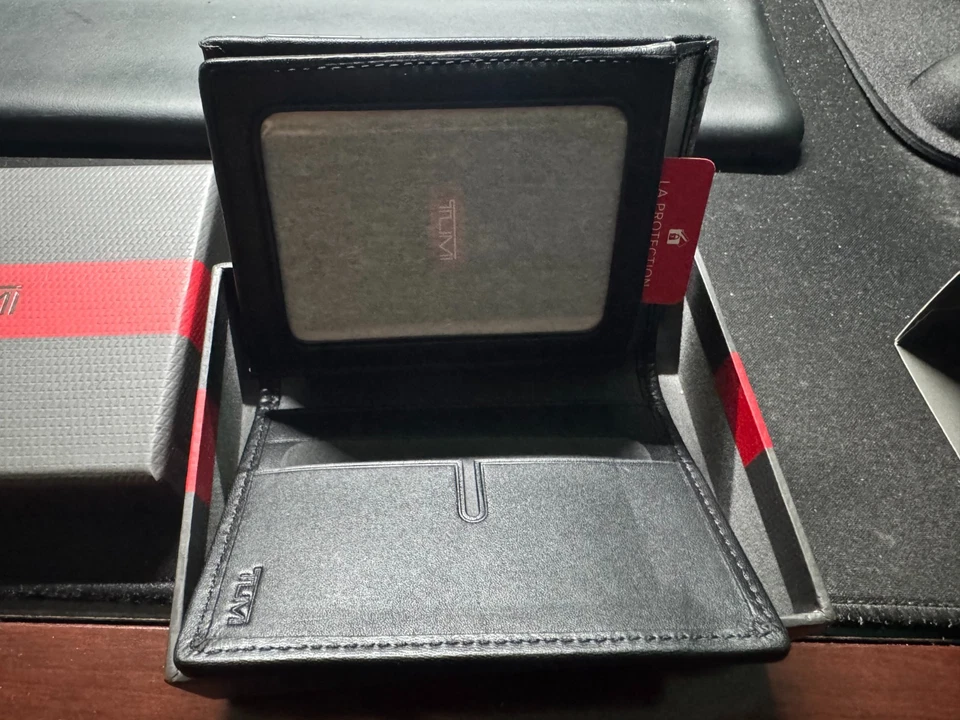 Cartera Tumi Ballistic Nylon Alpha SLG Negra Plegable en L con Bloqueo de Identificación Foto 2 de 4