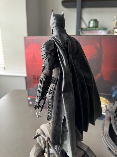 Hot Toys The Batman & Bat-Signal Deluxe Figure 1/6 MMS641 - Robert Pattinson - Picture 7 of 24