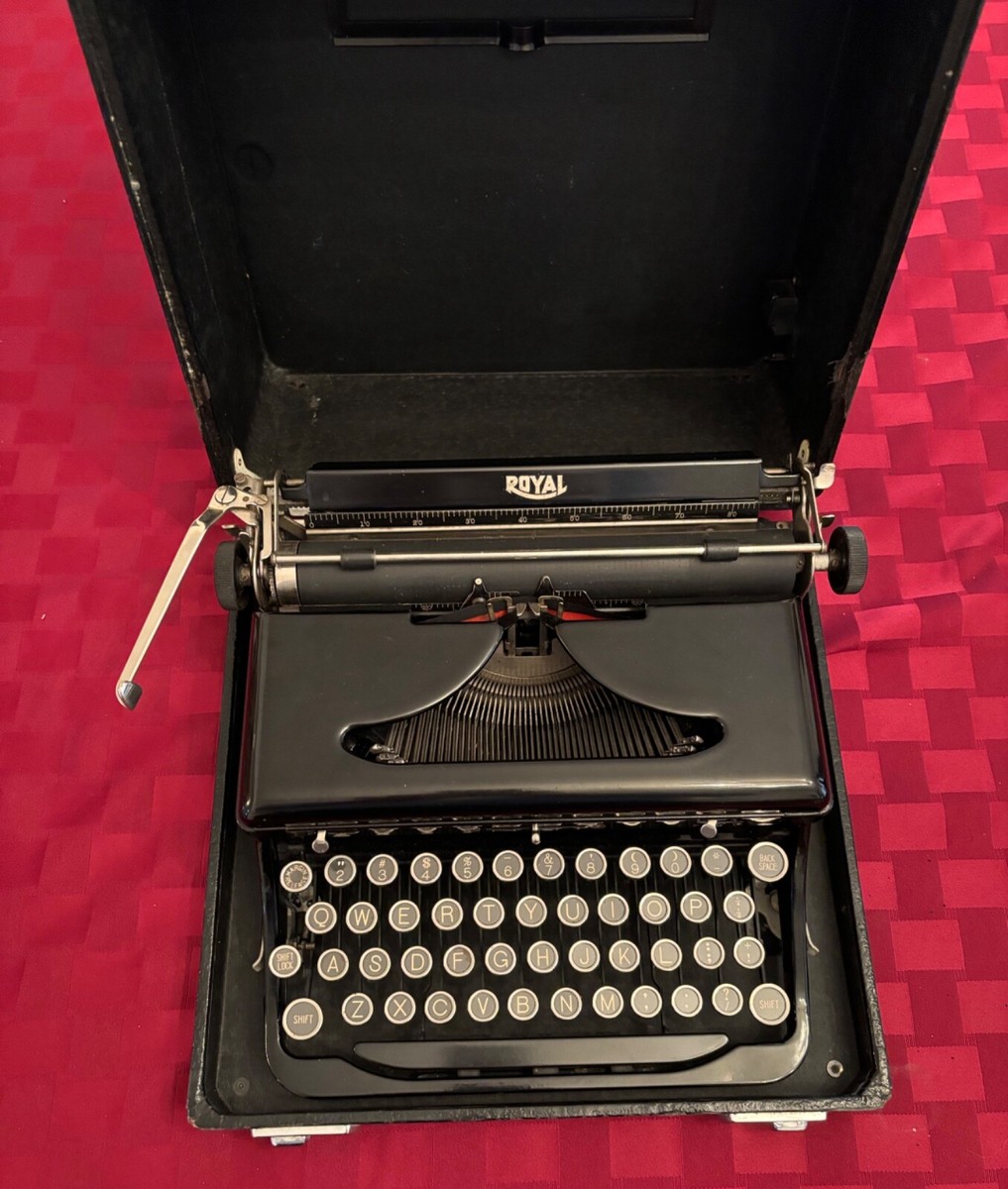 Royal Typewriter Portable with Case / pre:1950s/ Case about