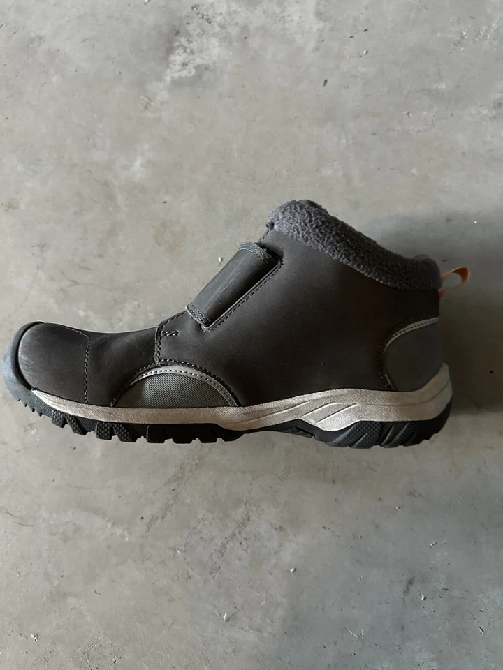 LIGERAMENTE USADO - Botas de nieve Keen Girls en gris (talla 3) con cierre fácil de tirar Foto 3 de 4