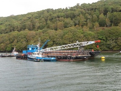 Foto A2 Schwimmkran auf dem Fluss Dart Dartmouth um 2021