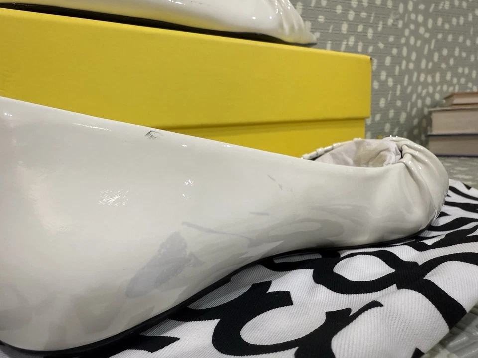 Marc Jacobs THE ALI BALLERINA charol blanco plano 2F4FFL001F08 mujer 9 Foto 2 de 4