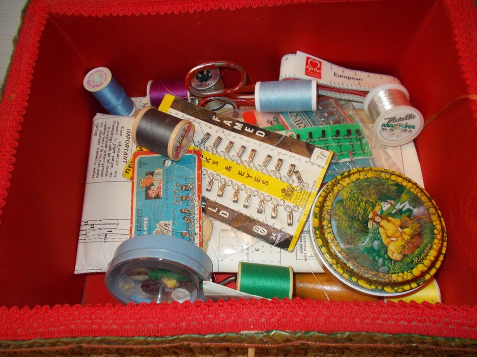 Vintage sewing basket & contents inc. pinking shears threads sewing