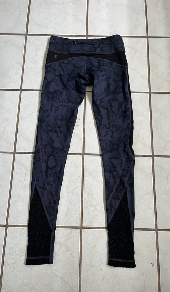 Leggings VIMMIA púrpura oscuro/negro estampado de serpiente con patas de encaje en contraste talla XS Foto 4 de 4