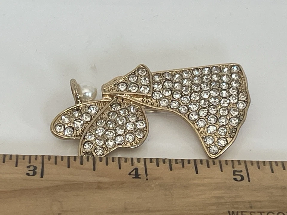 Broche prendedor Anne Klein cristal transparente pavé ángel tono dorado con perla sintética firmado Foto 4 de 4