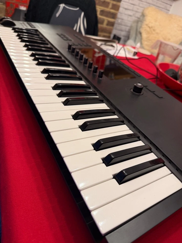 Native Instruments Komplete Kontrol S49 Mk3 keyboard controller in original box. - Image 3 of 4