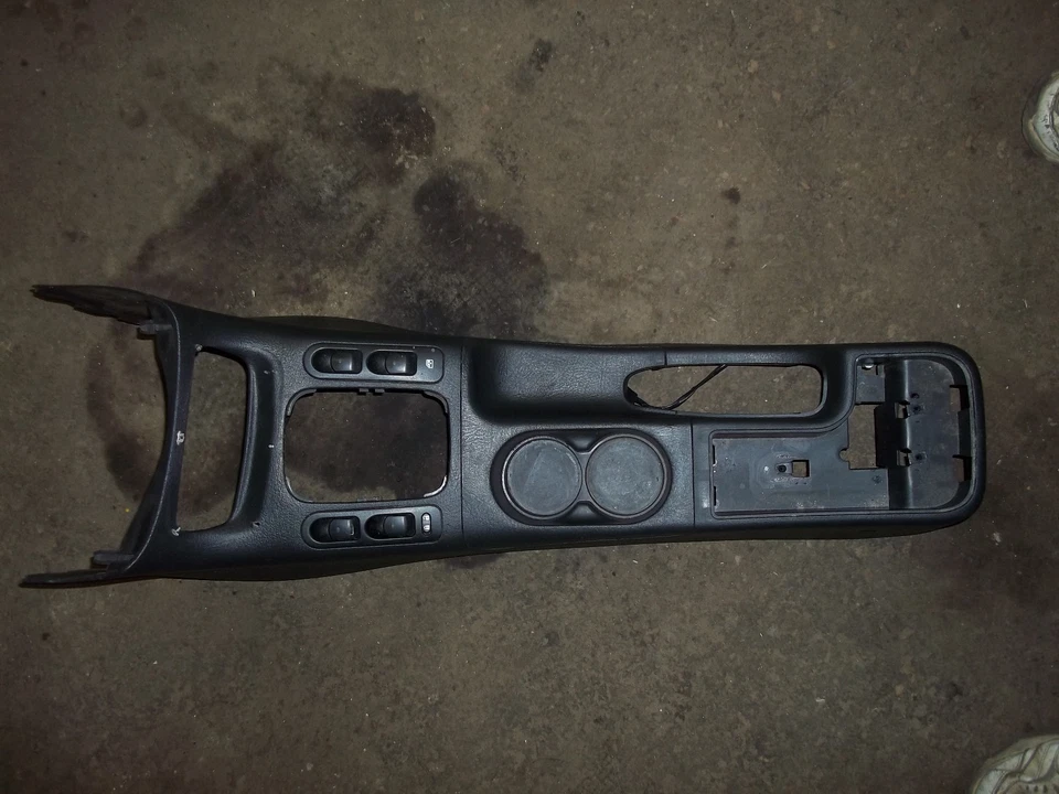 2000 2001 2002 2003 2004 2005 SATURN L300 CENTER CONSOLE GRAY W/ WINDOW SWITCH - Image 3 of 4