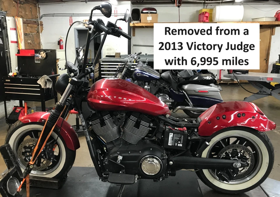 Enfriador de aceite de motor Victory Judge 2013 7.000 millas 1240919-266 Foto 4 de 4