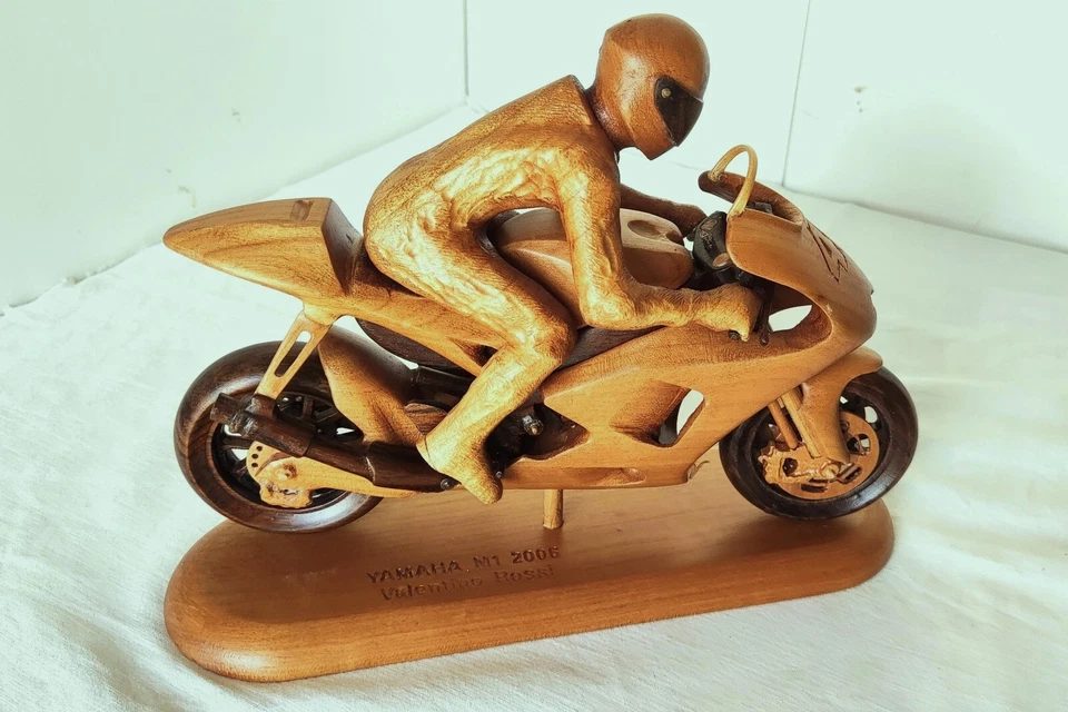 Modellino Moto YAMAHA YZR-M1 2009 n 46 con Pilota scala 1:9 3 legni Unico esempl - Immagine 2 di 4