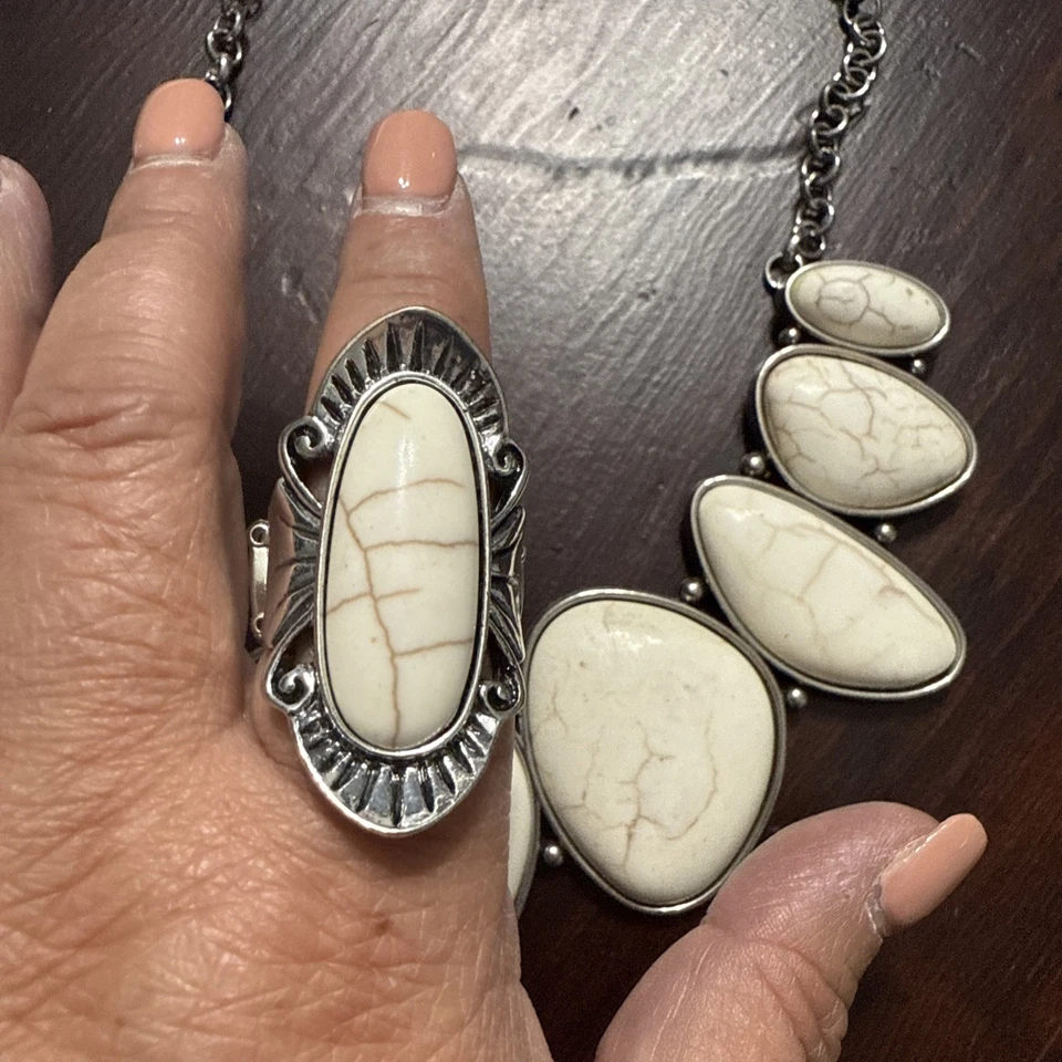 Disfraz Collar, Juego de Anillos Piedra Craquelada Blanca Divertido Accesorio de Moda Foto 3 de 4