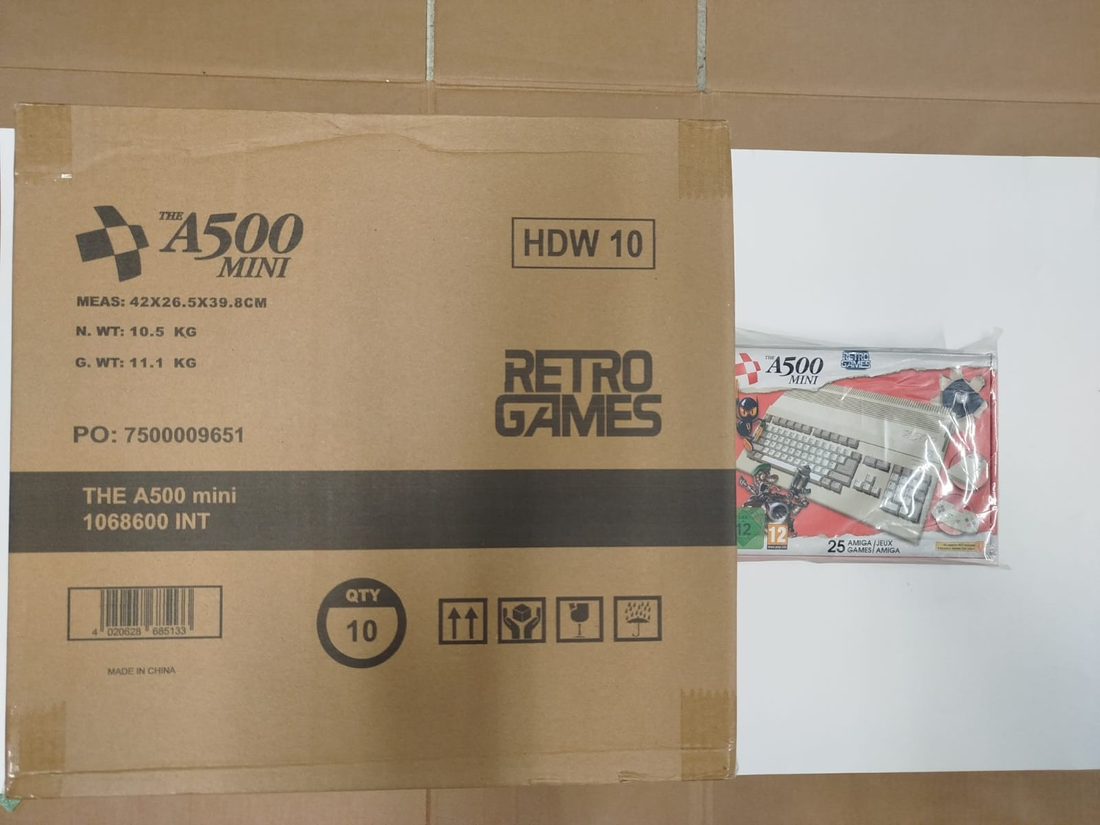 The A500 Mini MASTERKON Original Versandkarton mit 10 Konsolen AMIGA SEALED