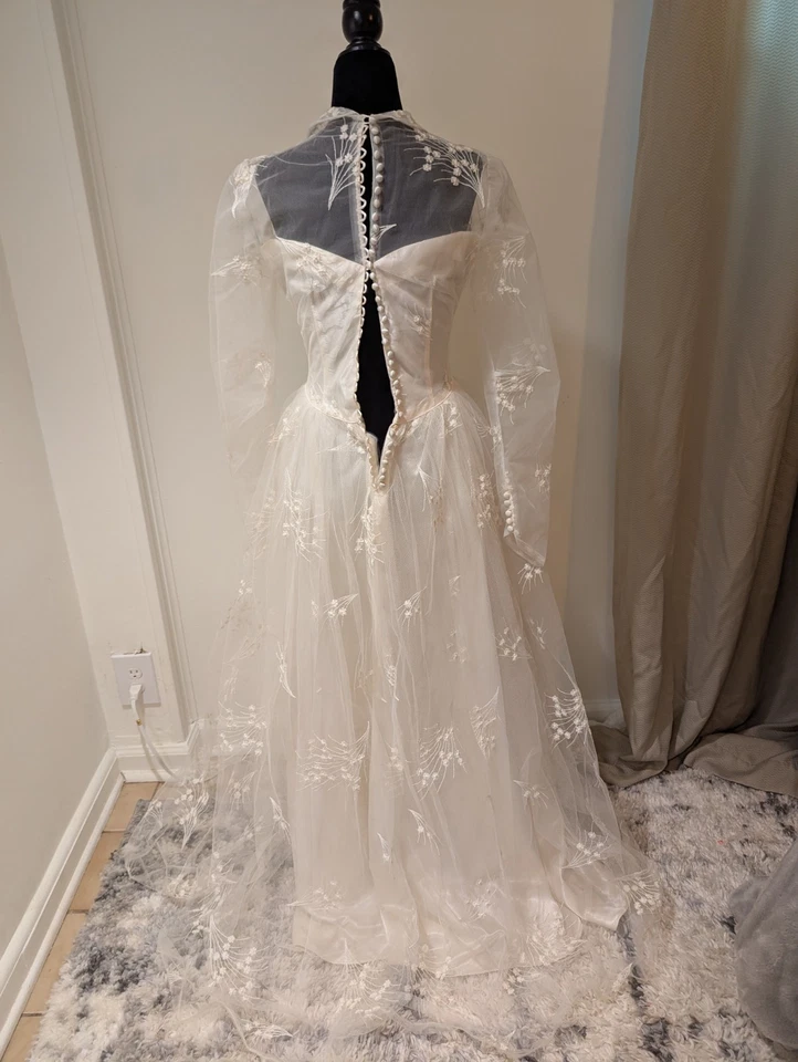 Vestido de novia vintage años 50 Sylvia Ann bordado tul marfil satinado con botones en la espalda Foto 3 de 4
