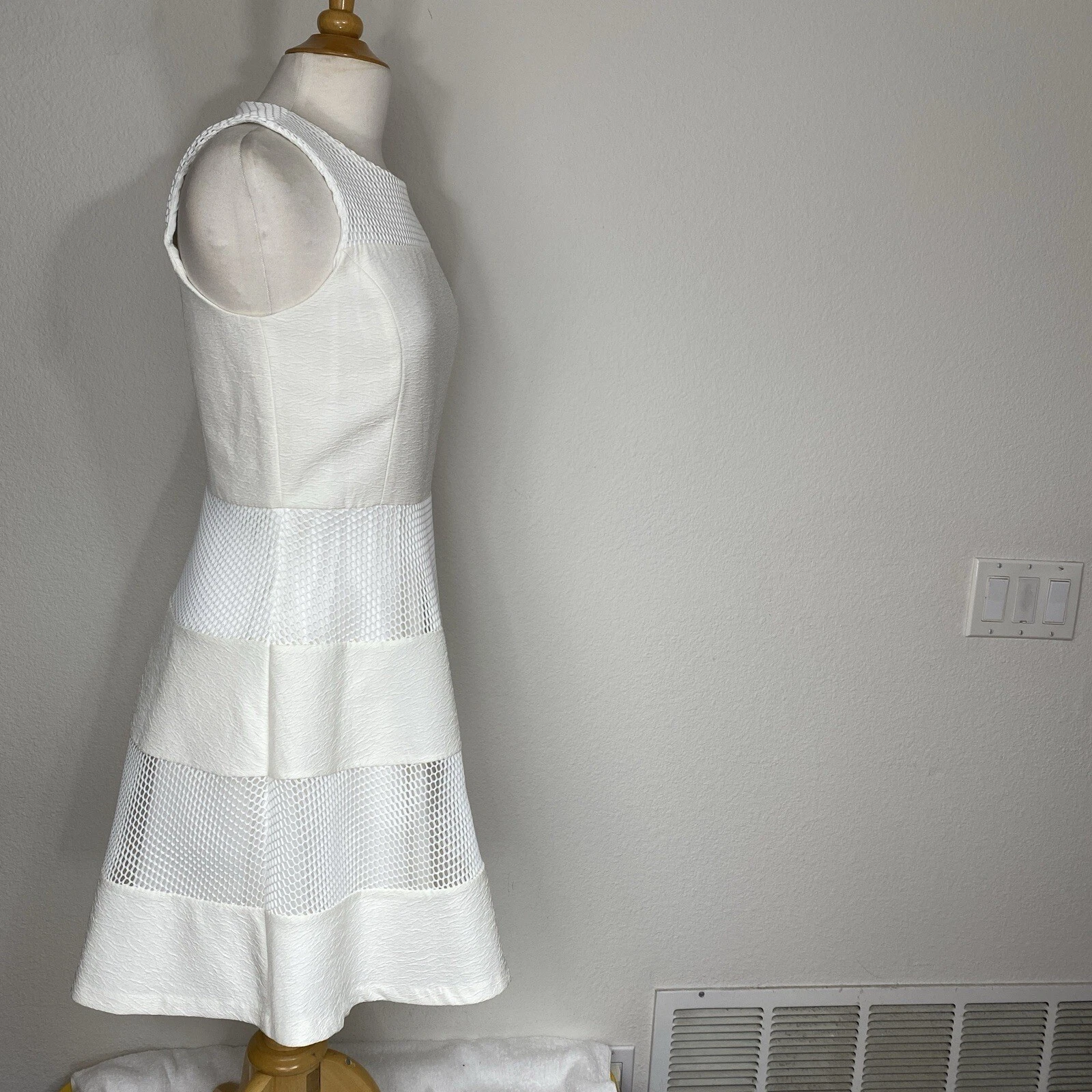 OFF WHITE Abito Ann Taylor taglia 4 bianco sporco traforato senza maniche aderente e svasato us intime ottimeioni
