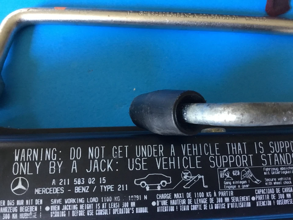 Mercedes E320/E350 2006 juego de herramientas de elevación de neumáticos de emergencia OEM A2115830215 Foto 4 de 4