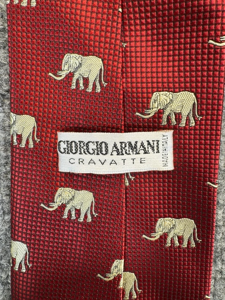 Corbata de seda vintage Giorgio Armani Cravatte - estampado de elefante rojo - hecha a mano Italia Foto 3 de 4