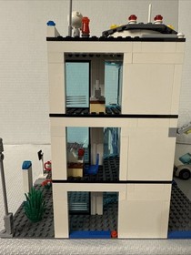LEGO CITY Police Station 7498 With Vehicles