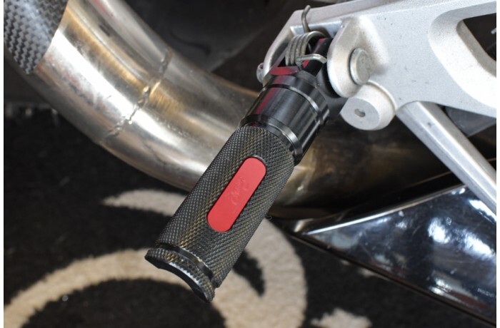 Cale-pieds avant MV Agusta Rivale S3 usinés CNC finition anodisée bicolore 77mm