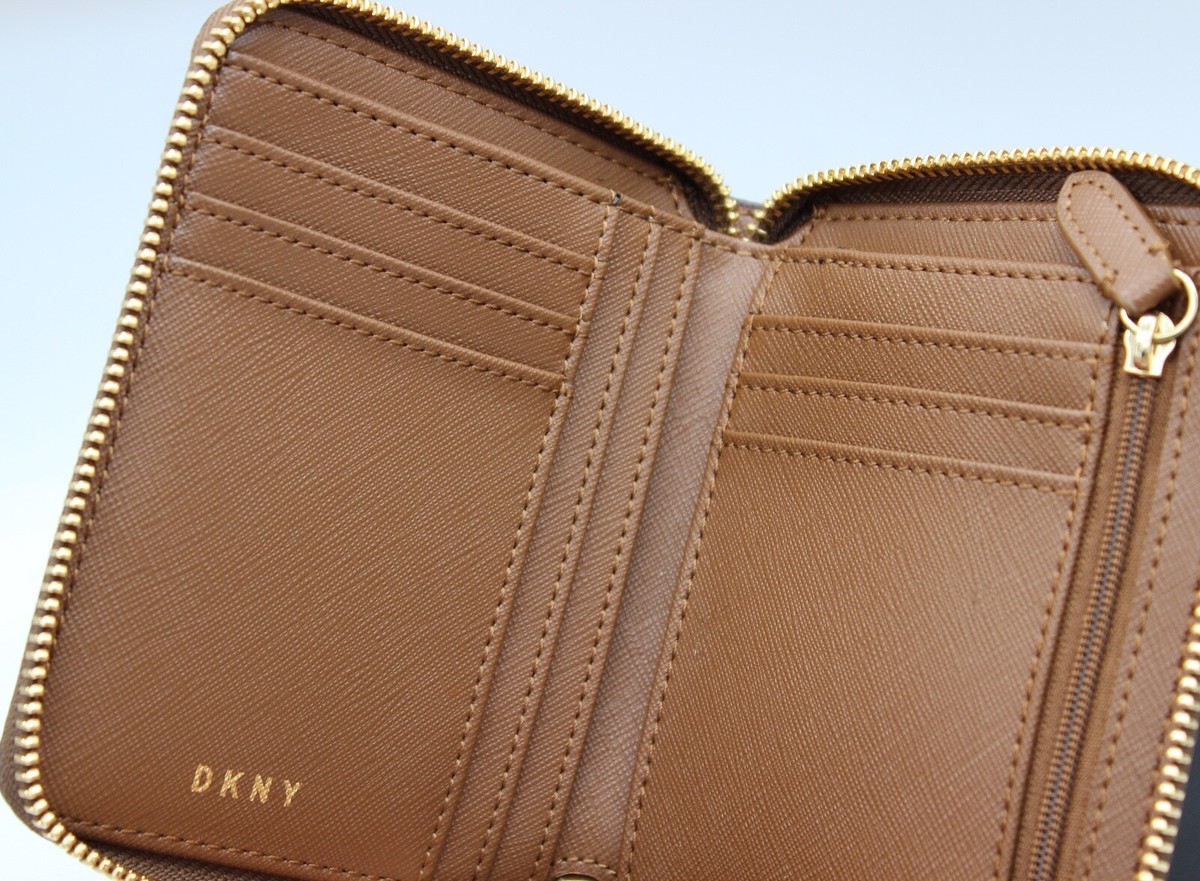 Portefeuille DKNY Bryant Small Zip Around - Couleur Aged Wine (rouge) - Neuf Avec étiquettes