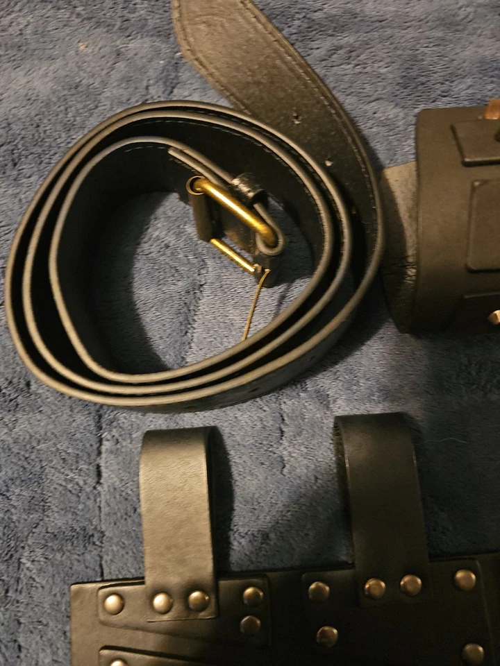 Комплект для косплея из черной кожи / LARP, 2 поясные пластины, 1 кронштейн, 3 чехла и ремень - Изображение 3 из 4