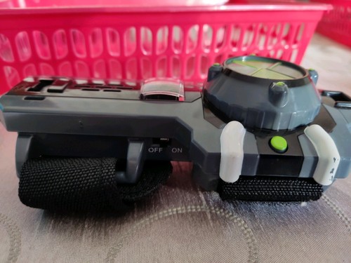 Ben 10 Transforming Arm 2 Omnitrix Light Sound Toy Bandai 2007 RARE & WORKING - Picture 4 of 10