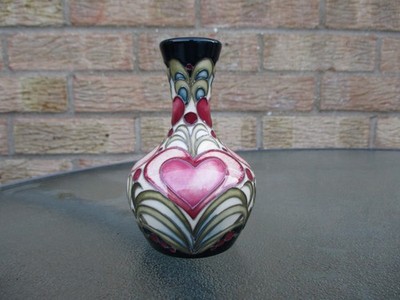 Moorcroft Vase mit blutenden Herzensmuster. Des . Kerry Goodwin 2015