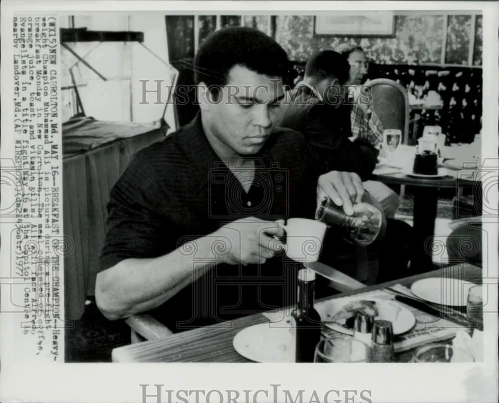 1967 年プレスフォトボクサー Muhammad Ali has pre-fight breakfast, Maryland - 画像1/2