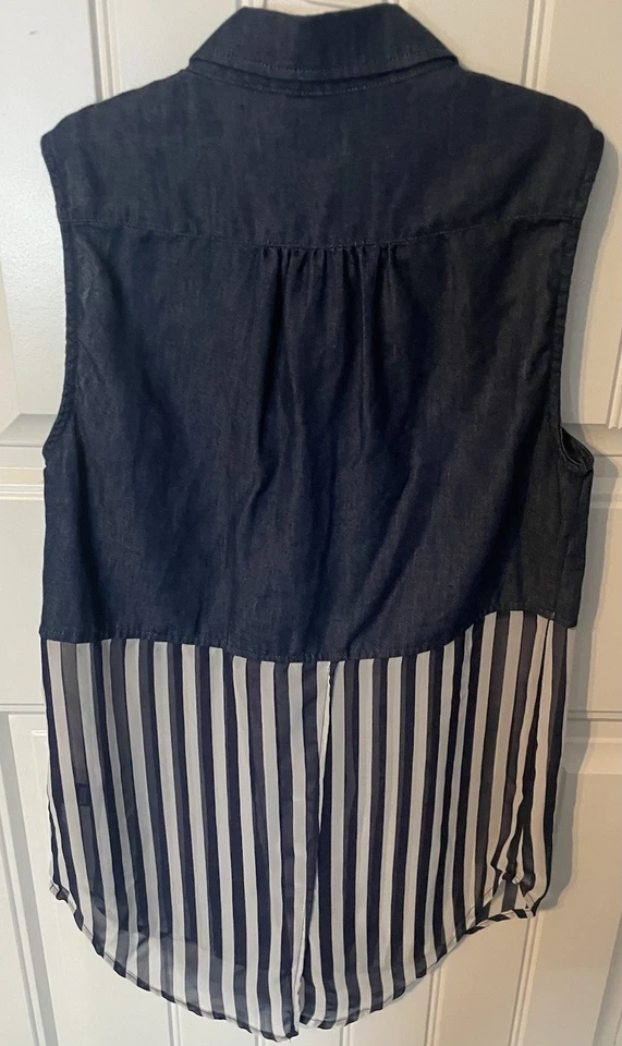 Camisa jeans feminina dupla zero pequena sem mangas com botões e bainha listrada - Imagem 2 de 4