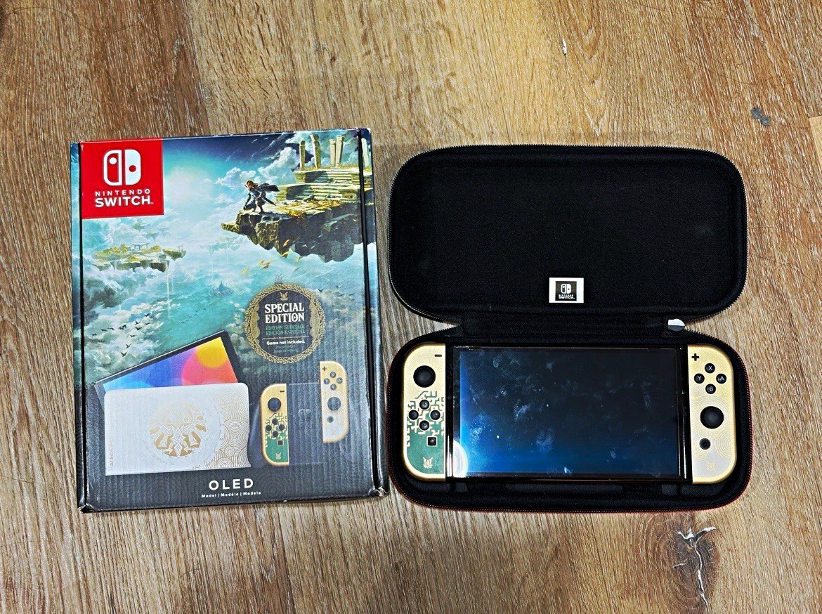 Nintendo Switch OLED Model Zelda Special Edition 64GB 720p w/ Case