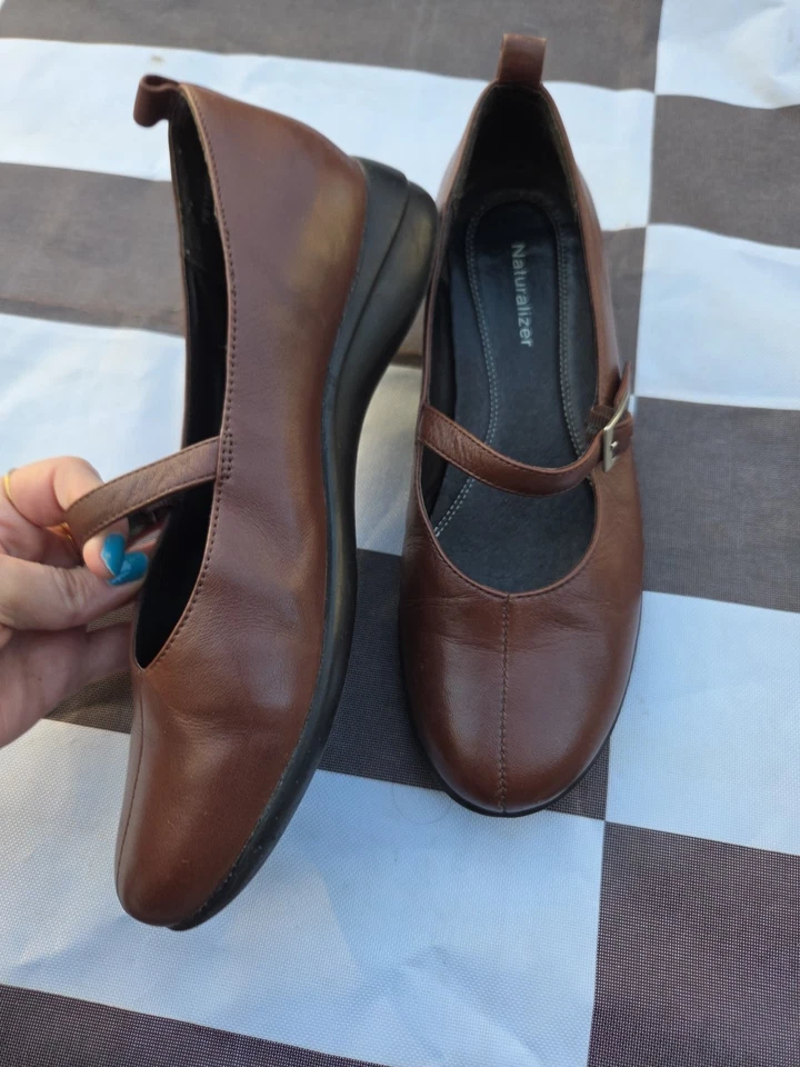 Zapatos cómodos Naturalizer Mary Jane planos para mujer 6,5 M marrón - correa fácil alrededor Foto 2 de 4