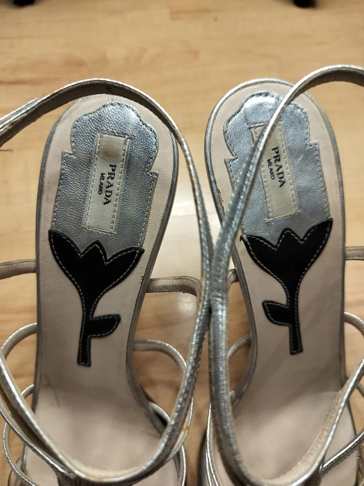 普拉达女式金色和银色绑带高跟鞋凉鞋尺寸 38-7 美国。 — 第 3/4 张图片