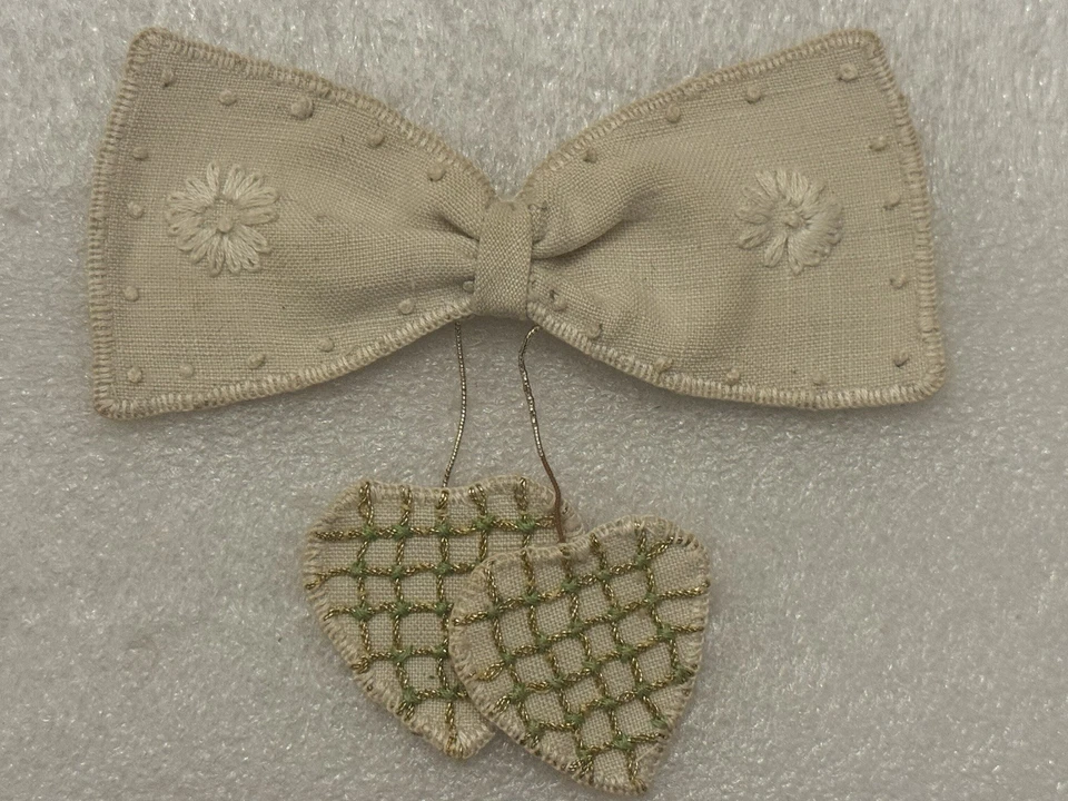 Lote de dois laços antigos feitos à mão costurados com tema de coração casamento ou ocasião - Imagem 4 de 4