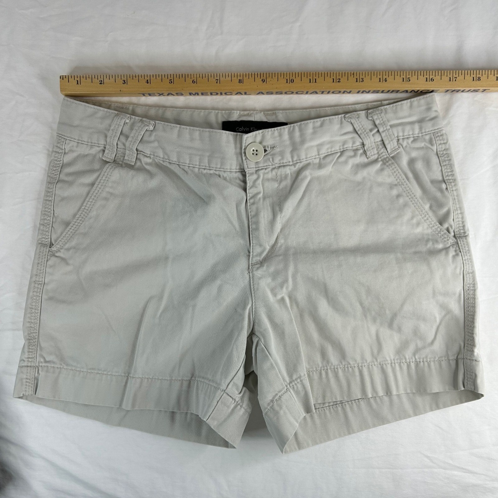 Calvin Klein Jeans Khaki Shorts Cuffed Hem Casual Everyday Womens Size 8 thumbnail 3