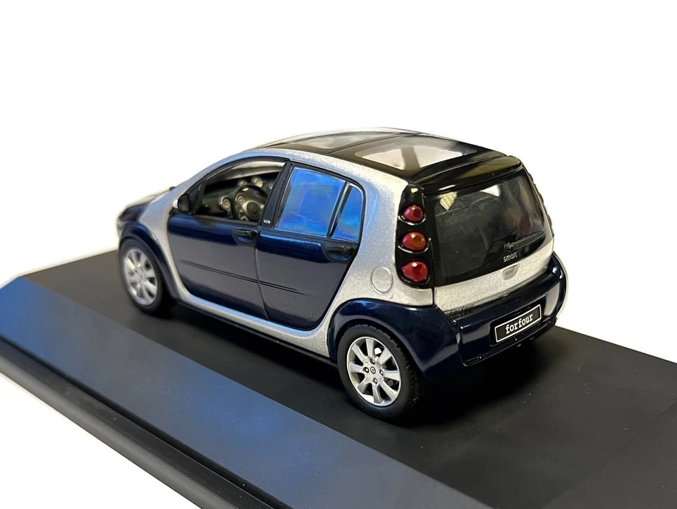 smart forfour (Baureihe 454), star blue, blau silber  Schuco 1:43 - Bild 2 von 4