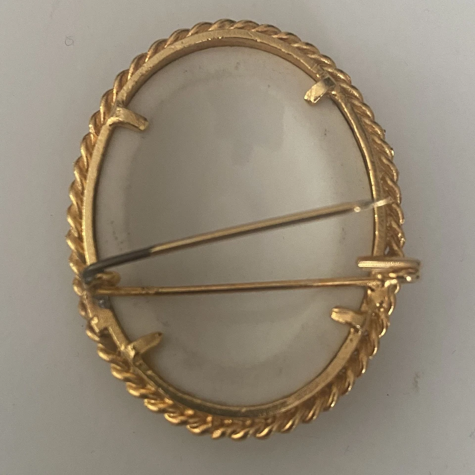 Vintage 1953 Queen Elizabeth II coronation portrait brooch handpainted ceramic - Image 3 of 4