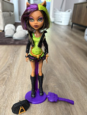 Monster High Clawdeen Wolf fashion doll with stand and handbag