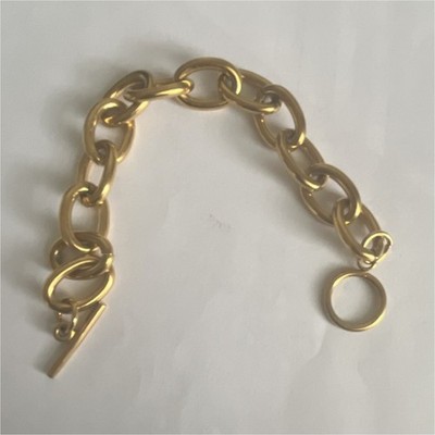 Gold chain style bracelet with oval link, toggle clasp, fashion design, no stone