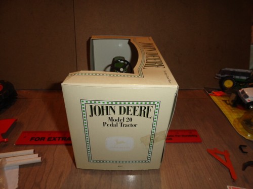 1/8 john deere 20 pedel tractor - Picture 2 of 4